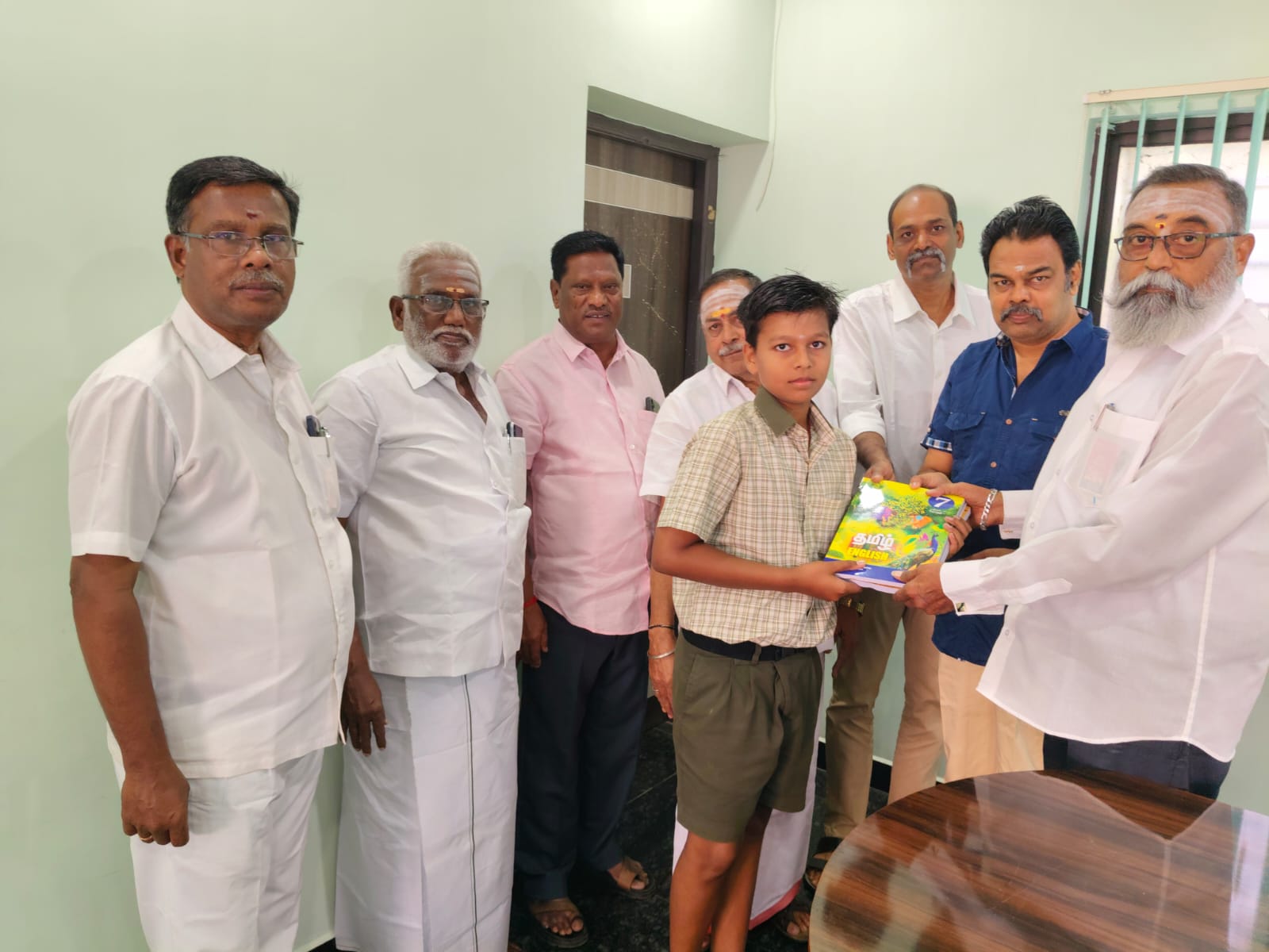 நம் மேல்நிலைப்பள்ளி மாணவ,மாணவியருக்கு அரசு வழங்கும் பாடப்புத்தகங்களை வழங்கிய போது - Photo 2
