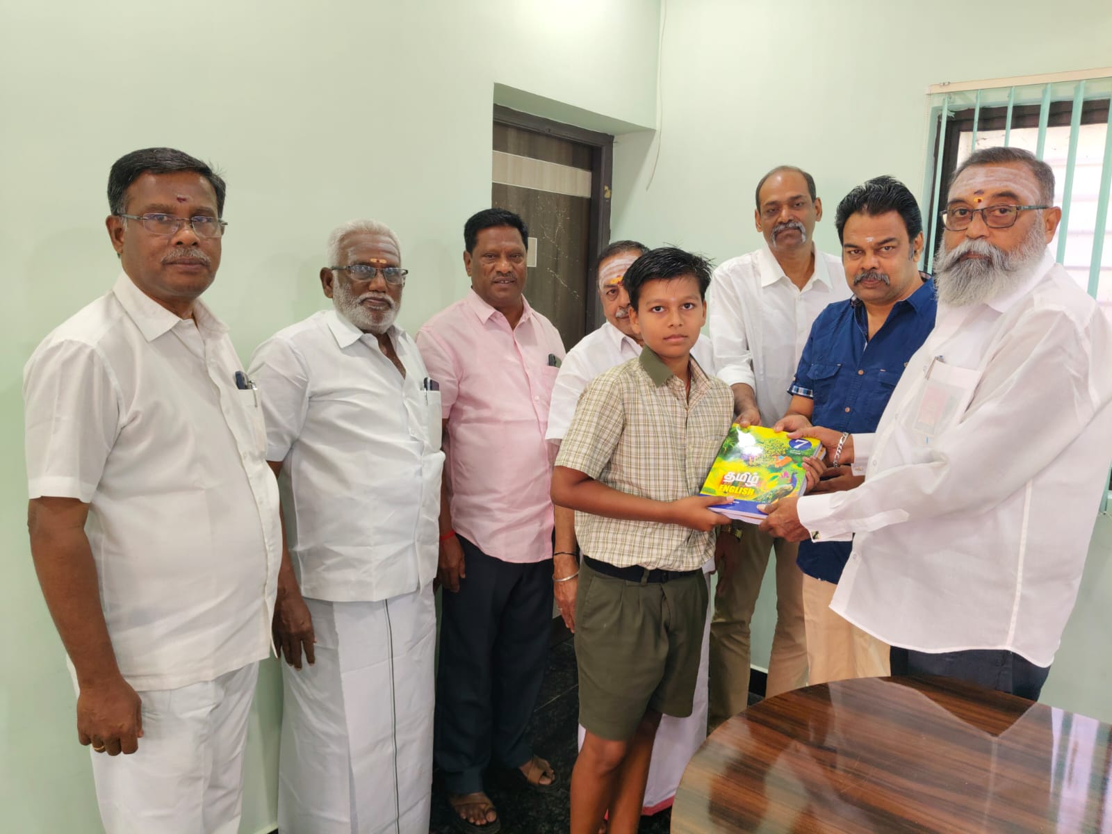 நம் மேல்நிலைப்பள்ளி மாணவ,மாணவியருக்கு அரசு வழங்கும் பாடப்புத்தகங்களை வழங்கிய போது - Photo 3