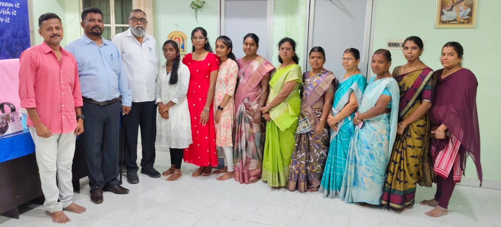 பத்தாம் வகுப்பு பொதுத்தேர்வில், நமது மேல்நிலை பள்ளி மற்றும் மெட்ரிக் பள்ளிகளில் முதல் 3 இடங்களை பிடித்த மாணவிகள் மற்றும் அவர்களது பெற்றோர்களுடன்.