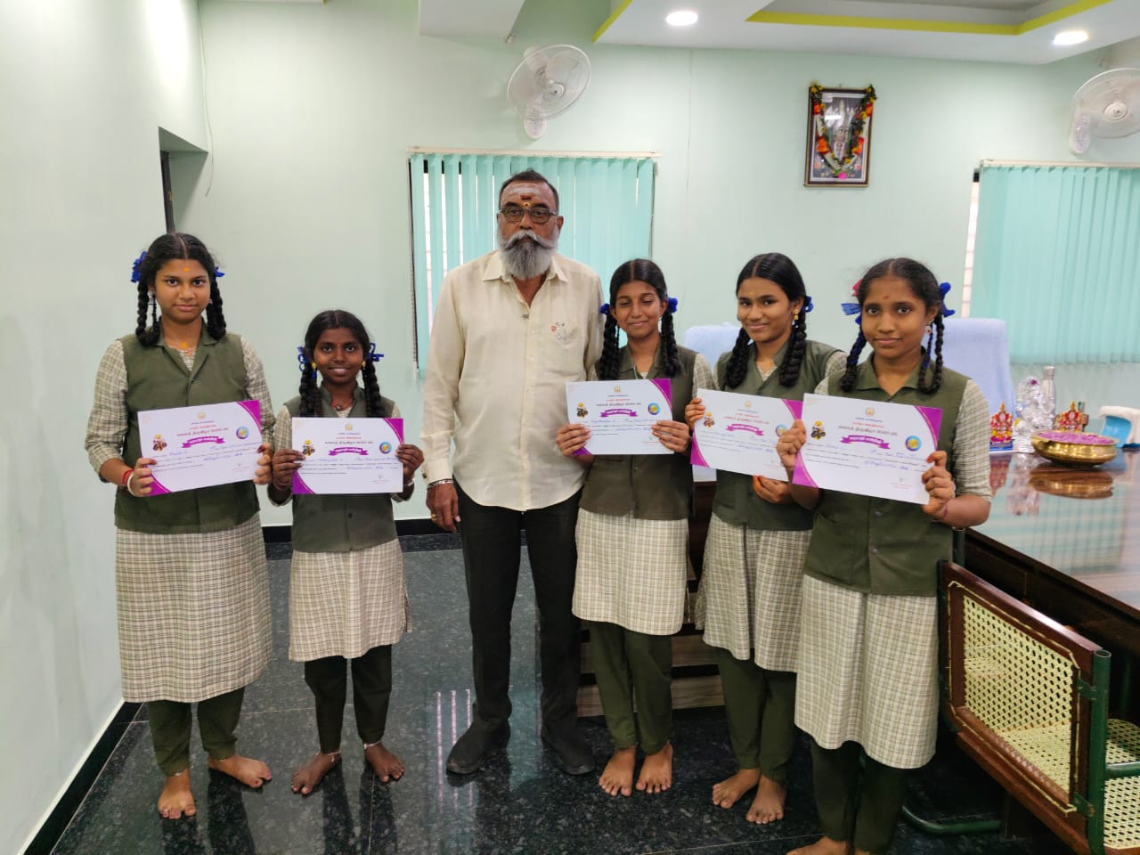 நம் மேல்நிலைப்பள்ளி மாணவிகள் மாவட்ட அளவிலான  "வில்லுப்பாடு" போட்டியில் வென்று வந்தபோது