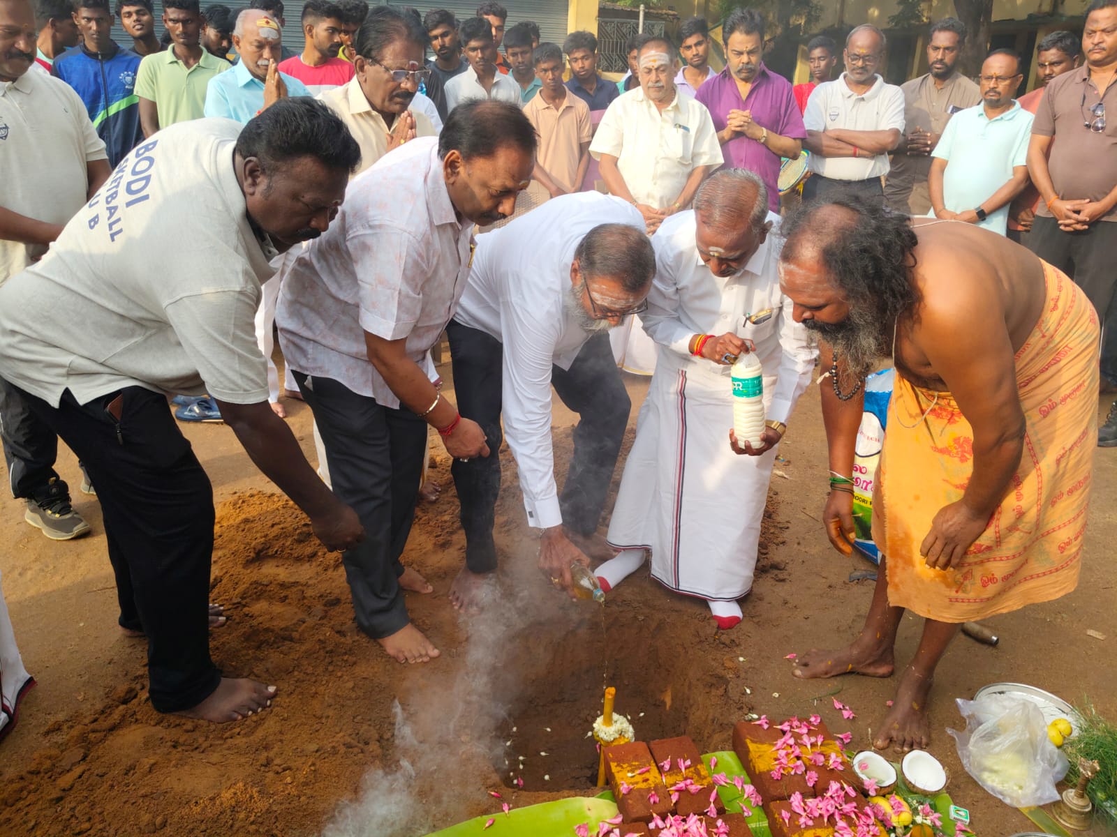 நம் பள்ளியில் புதிய கூடைப்பந்தாட்ட  மைதானம் அமைக்க பூமிபூஜை செய்த நிகழ்ச்சி.